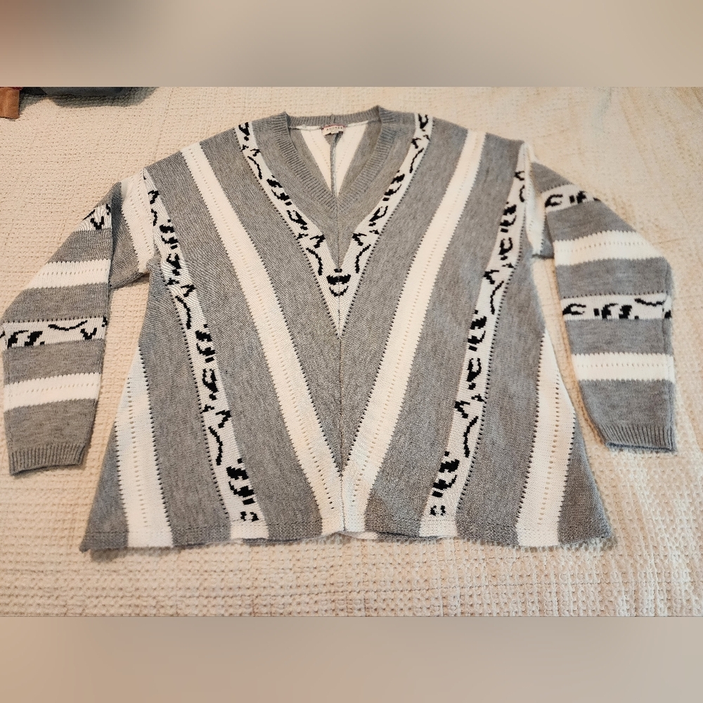 Andree by Unit Gray White Black V-Neck Sweater Diagonal Design Size 2X